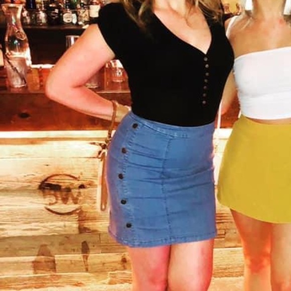 Rachel Roy Denim above the knee Skirt with button details on the side. SIZE M. - Picture 2 of 3